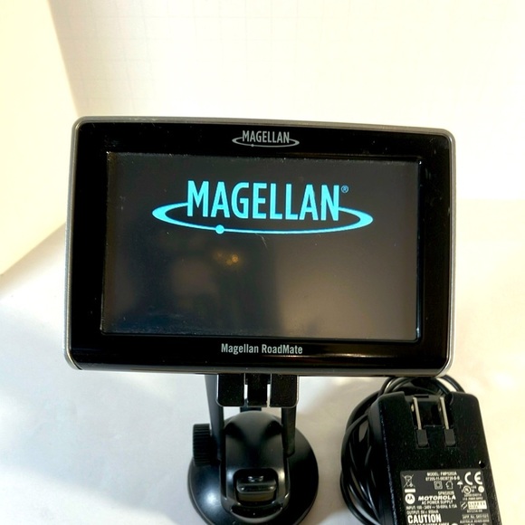Magellan Road Mate 1440 GPS with Charger and Dashboard Mount - Picture 1 of 8